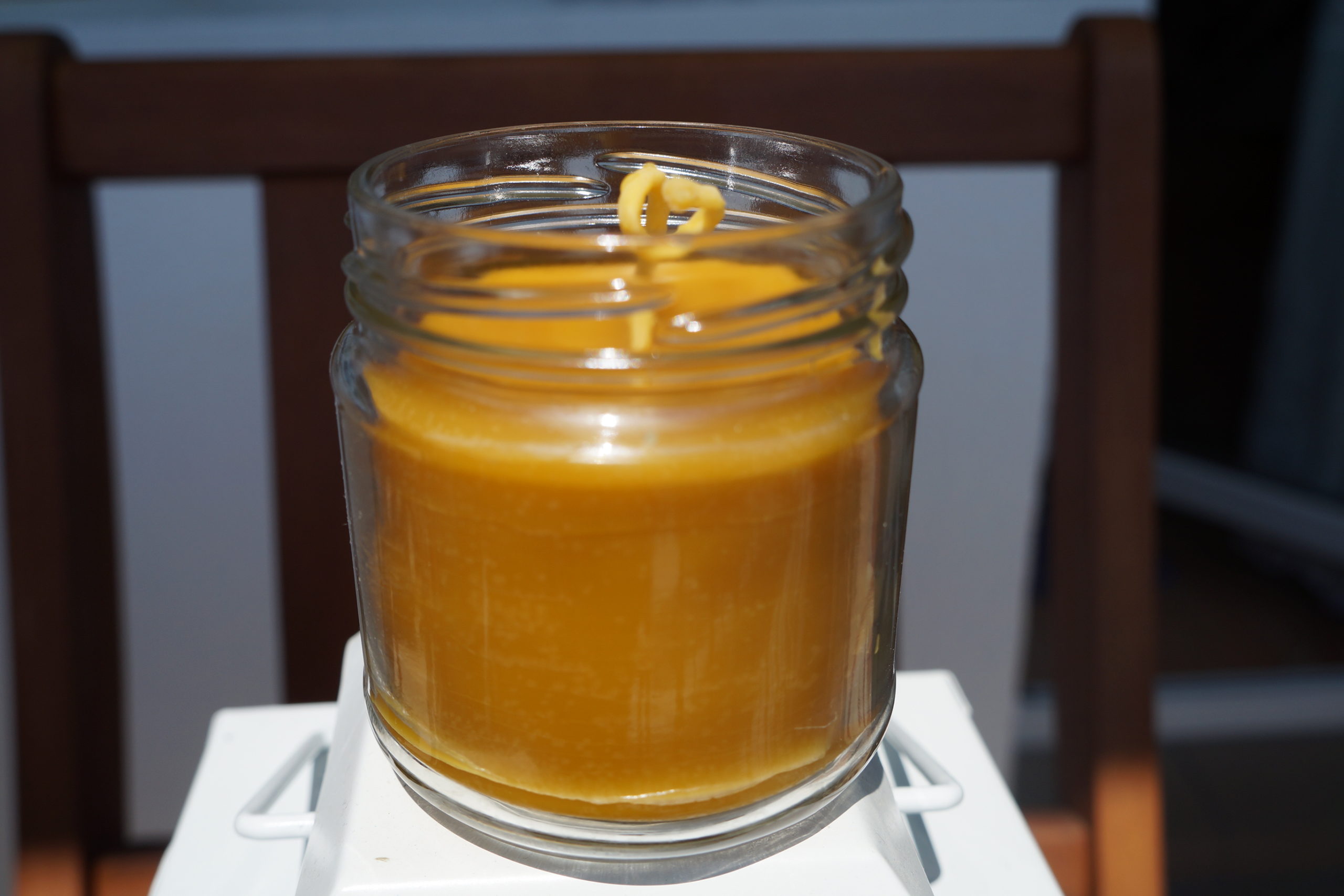 Świeca z naturalnego wosku pszczelego w słoiku. - obrazek 3