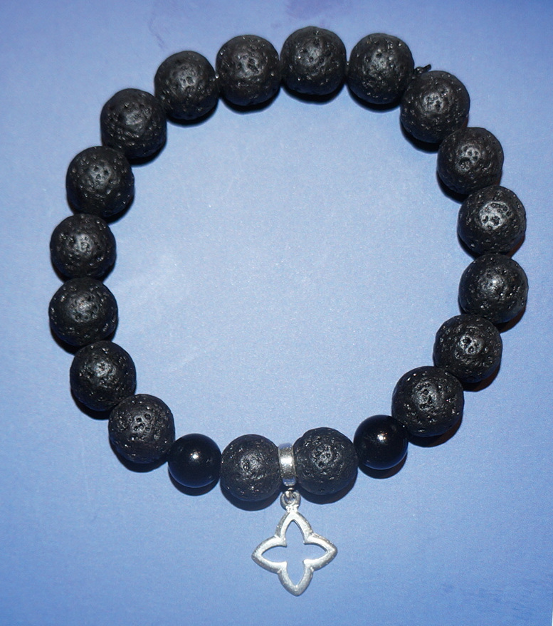 Bransoletka lawa wulkaniczna z turmalinem i zawieszką srebrną.