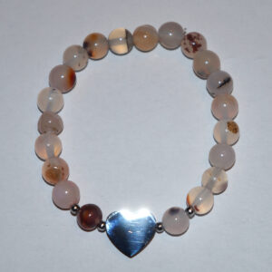 Bransoletka agat oceaniczny z sercem ze stali chirurgicznej.