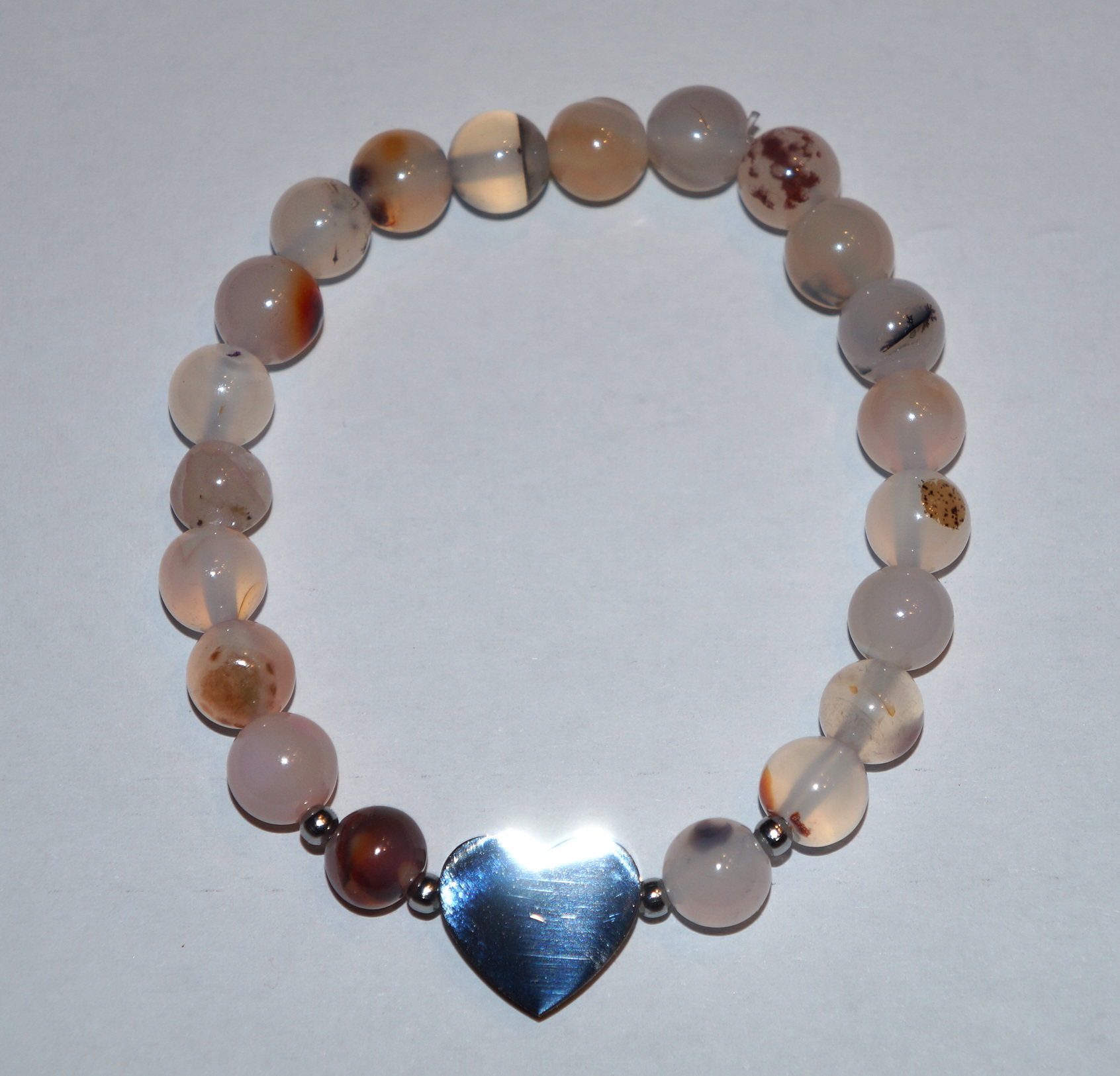 Bransoletka agat oceaniczny z sercem ze stali chirurgicznej.