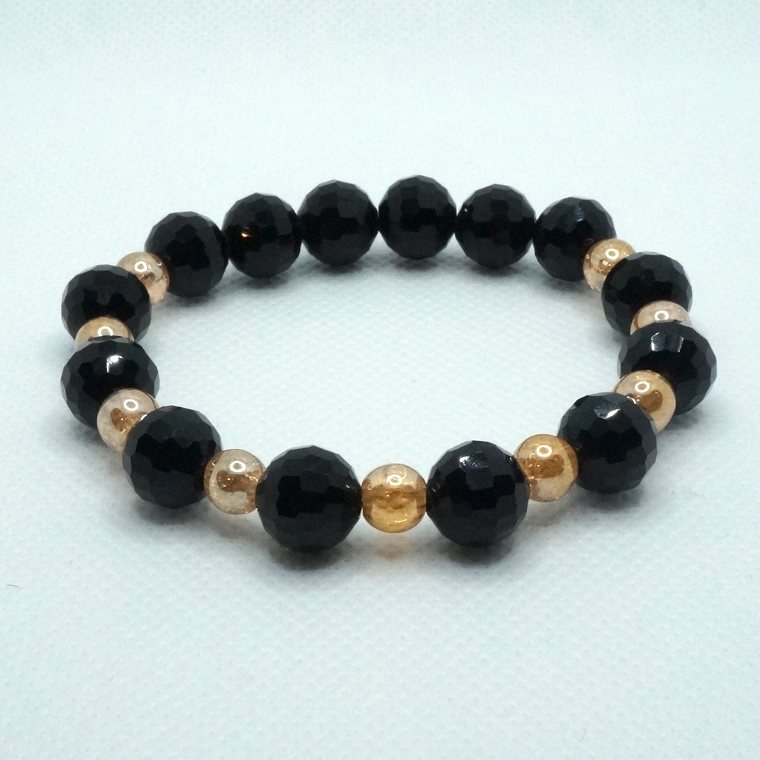 Bransoletka z kryształu czarnego i kryształu w kolorze złota.