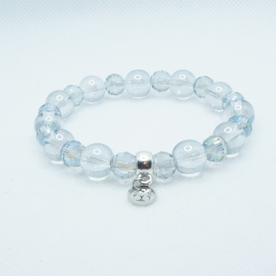 Bransoletka z kryształu górskiego i zawieszką.