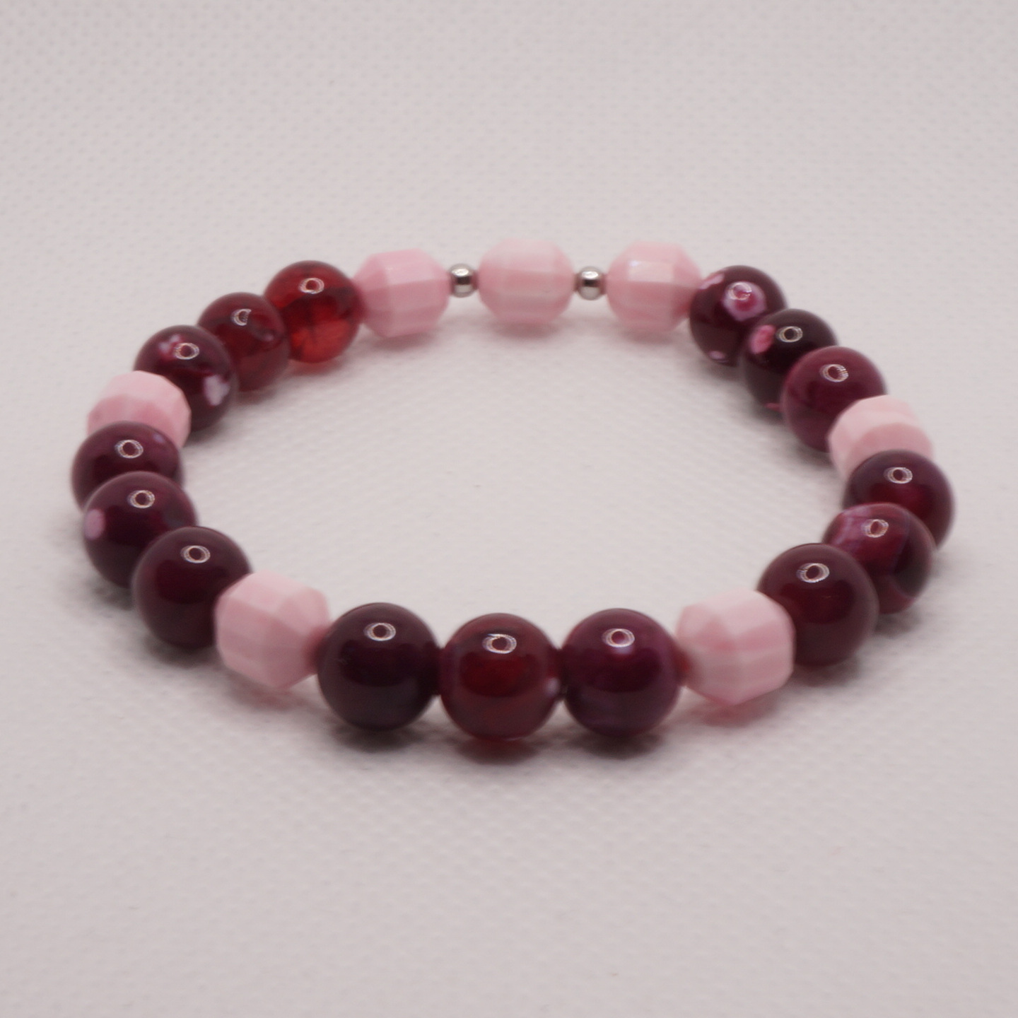 Bransoletka z agatu fuksjowego z muszlą różową.